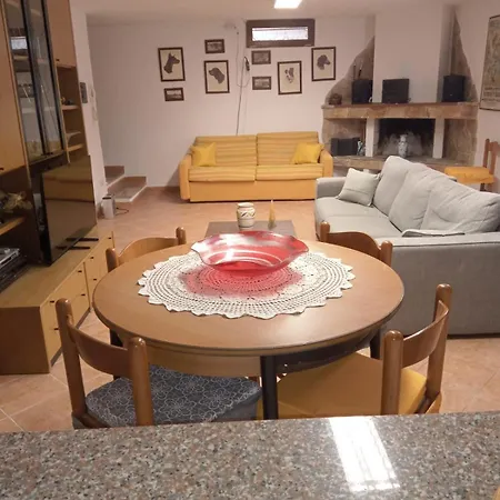 Laurus Apartment *